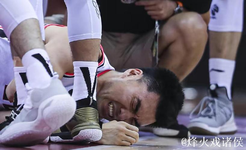 辽篮官方:李晓旭初步检查后排除跟腱损伤 辽篮官方:李晓旭初步检查后排除跟腱损伤